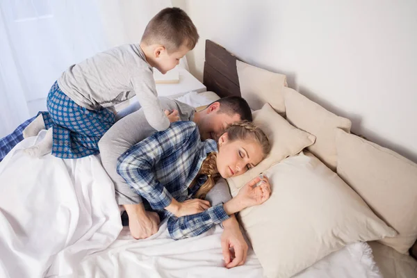 Maman papa et jeune fils dans la chambre après avoir dormi Maison — Photo