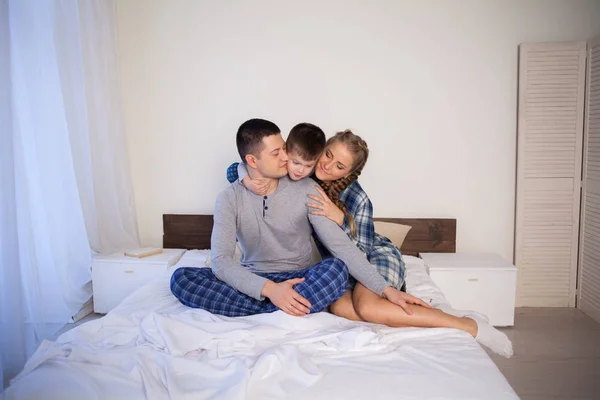 Mom dad and young son in the bedroom after sleeping House — Stock Photo, Image