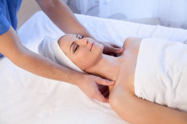 bir güzel kadın yüz ve vücut tıbbi Spa merkezinde masaj bir masaj terapisti yapar