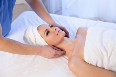 bir güzel kadın yüz ve vücut tıbbi Spa merkezinde masaj bir masaj terapisti yapar