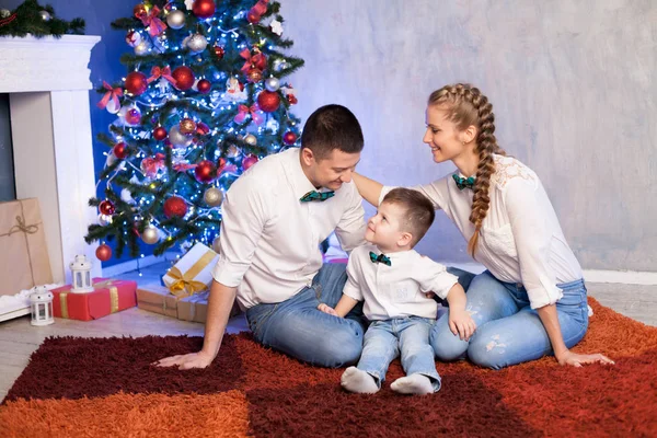 Mãe Pai Filho Jovem Natal Presentes Ano Novo — Fotografia de Stock