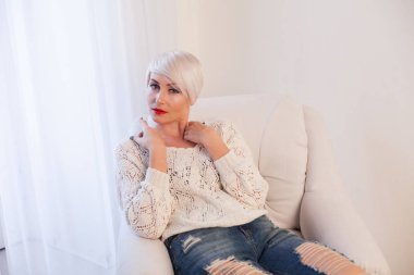 güzel sarışın kadın bir kitap okuma sınava hazırlanıyor