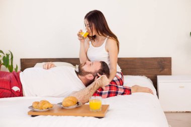 bir erkek ve bir kadın yatakta kahvaltı sabah uyandım