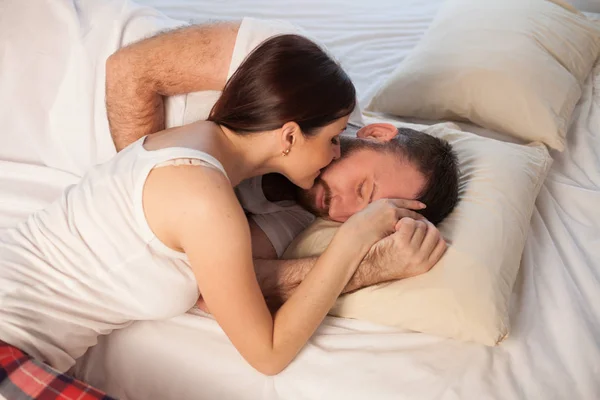 Мужчина и женщина, муж и жена проснулись утром после сна — стоковое фото