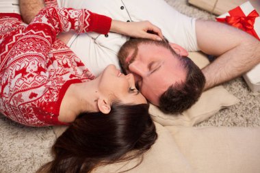 Erkek ve kadın Noel ağacı Yılbaşı tatil hediye