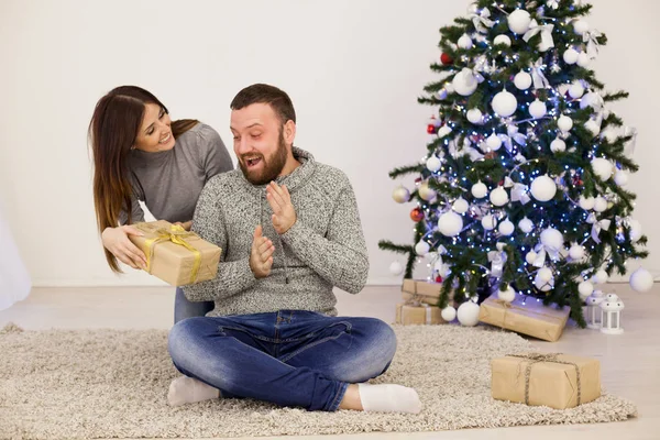 Manliga och kvinnliga julgran nyår semester presenter — Stockfoto