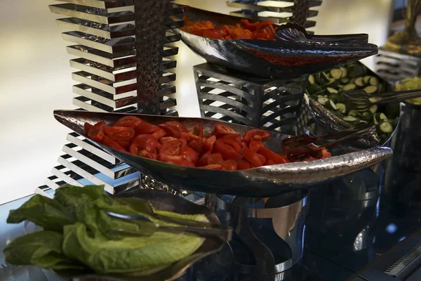 Zelenina okurky rajčata nakrájíme na pláty v kuchyni restaurace — Stock fotografie