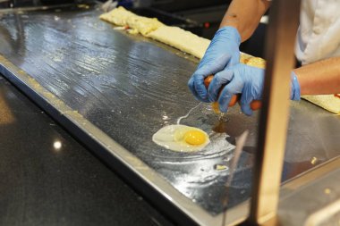 Restoranın Kahvaltı Öğle Yemeği mutfakta yumurta yumurta