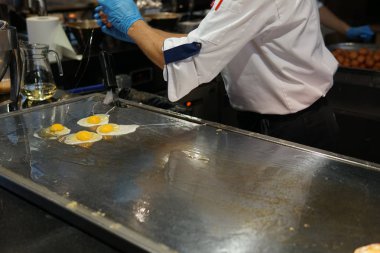 Restoranın Kahvaltı Öğle Yemeği mutfakta yumurta