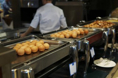 Restoranın Kahvaltı Öğle Yemeği mutfakta yumurta