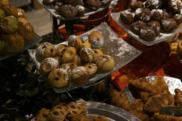 Pães doces assar na cozinha do restaurante — Fotografia de Stock