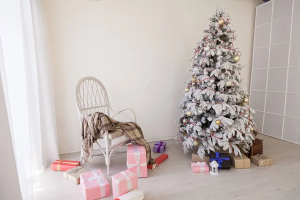 Новогодние подарки елка интерьеры новогодних подарков — стоковое фото