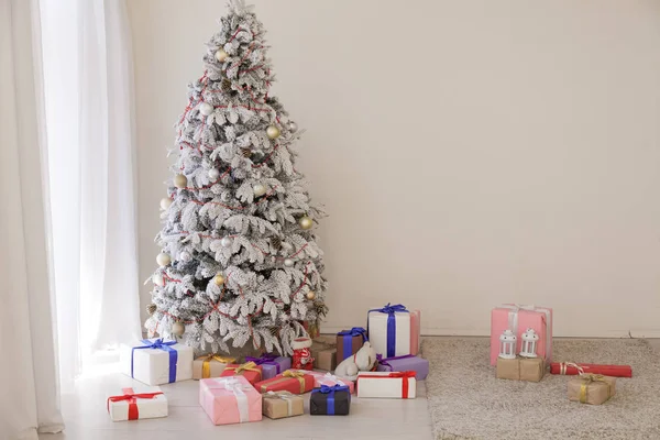 Weihnachtsbaum Neujahr Geschenke Urlaubskarte Baum Interieur — Stockfoto