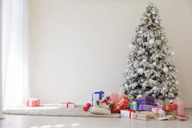 Yeni yıl eve Noel ağacı tatil hediyeler mutluluk