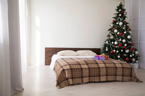Capodanno Camera da letto letto letto albero di Natale regali di festa felicità — Foto Stock