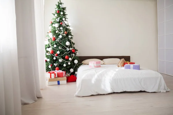 Nový rok dům ložnice postel vánoční strom dovolená dárky štěstí — Stock fotografie