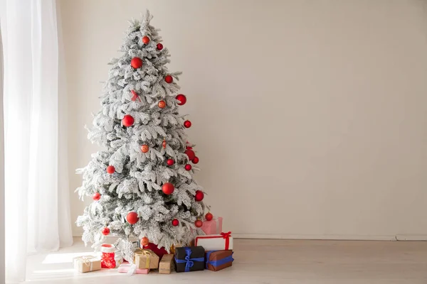 Neşeli Noel ağacı hediye yılbaşı ev iç — Stok fotoğraf