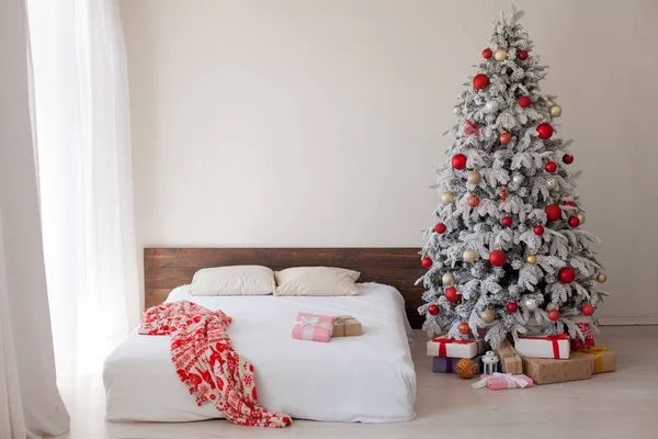 Año Nuevo Casa dormitorio cama Árbol de Navidad regalos de vacaciones felicidad — Foto de Stock