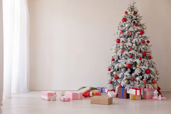 Merry Christmas tree prezenty nowego roku dom wnętrze — Zdjęcie stockowe