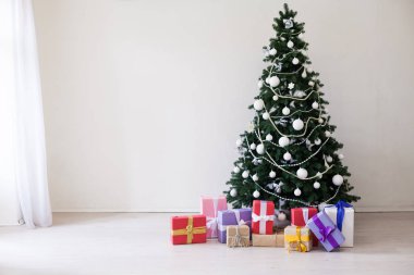 Noel iç ev Noel ağacı ve hediyeler Garland yeni yıl