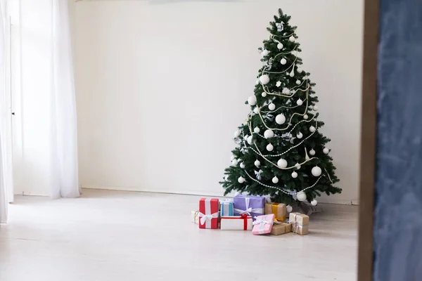 Navidad Interior hogar Árbol de Navidad y regalos Guirnalda año nuevo — Foto de Stock