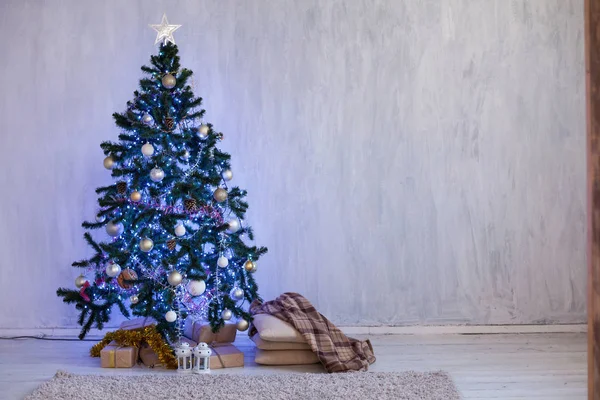 Natal Interior casa Árvore de Natal e presentes anos novos inverno luzes guirlanda — Fotografia de Stock