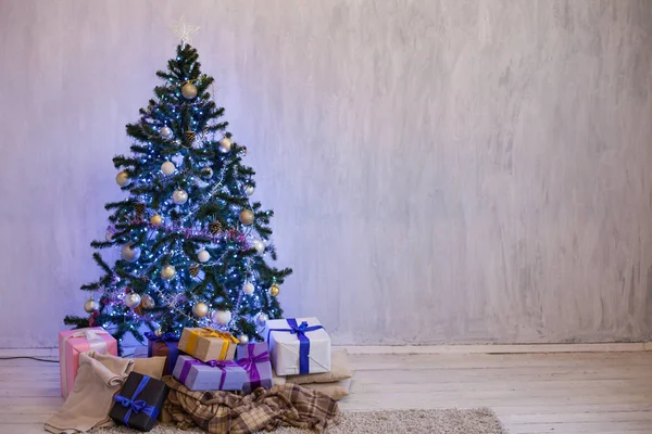 Boże Narodzenie wnętrze domu Choinka prezenty nowy rok zima Garland światła i — Zdjęcie stockowe