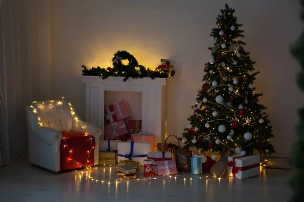 Vacances Noël Intérieur maison Arbre de Noël et cadeaux nouvelle année Guirlande — Photo