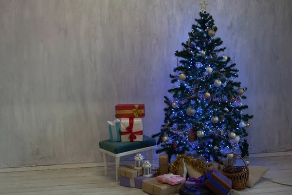 Διακοπές Χριστουγέννων εσωτερικό σπίτι χριστουγεννιάτικο δέντρο και τα δώρα νέο έτος γιρλάντα — Φωτογραφία Αρχείου