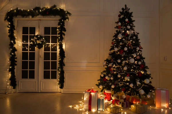 Navidad Interior casa Árbol de Navidad y regalos año nuevo Guirnalda — Foto de Stock