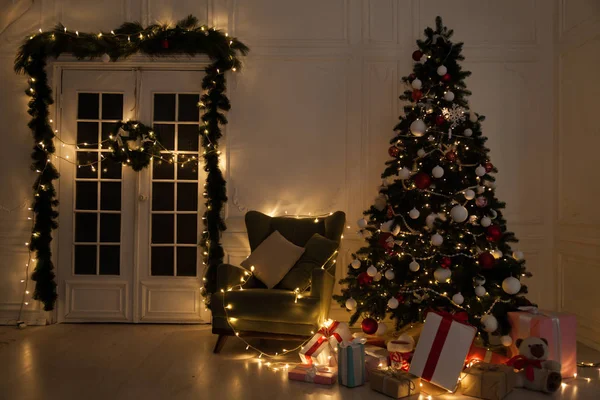 Navidad Interior casa Árbol de Navidad y regalos año nuevo Guirnalda — Foto de Stock