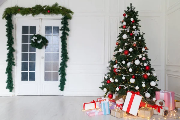 クリスマスのインテリア ホーム クリスマス ツリーとギフト新年ガーランド — ストック写真
