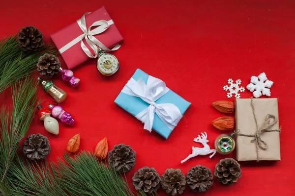 Kerstmis Nieuwjaar boom geschenken briefkaart winter vakantie vakantie achtergrond — Stockfoto