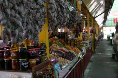 Mağaza içinde belgili tanımlık çarşı ürünlerde oryantal tatlılar