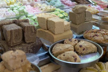 Mağaza içinde belgili tanımlık çarşı ürünlerde oryantal tatlılar