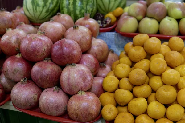 Masser af frugter på et bord af mandariner og appelsiner - Stock-foto