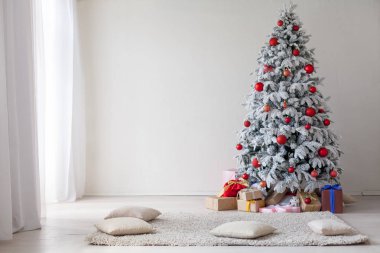 Beyaz Oda hediyeler yılbaşı Noel ağacı