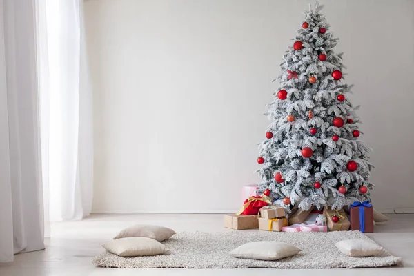 Χριστουγεννιάτικο δέντρο στο λευκό δωμάτιο δώρα νέο έτος — Φωτογραφία Αρχείου