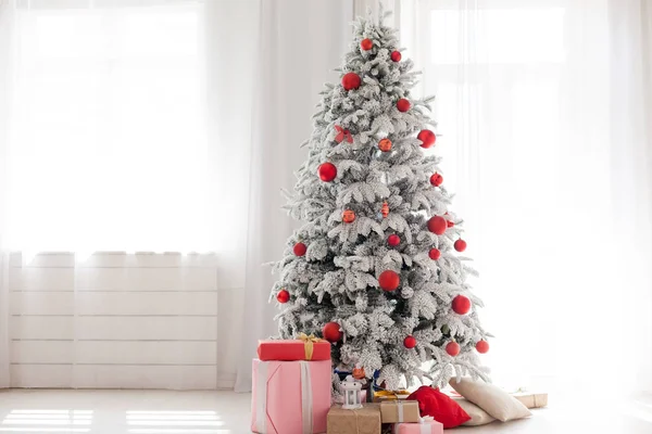 Árvore de Natal no quarto branco presentes ano novo — Fotografia de Stock
