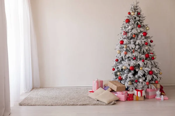 Árvore de Natal na sala branca presentes do ano novo — Fotografia de Stock