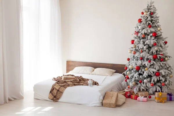 Ялинка в білій спальні з інтер'єром ліжок новорічних подарунків — стокове фото