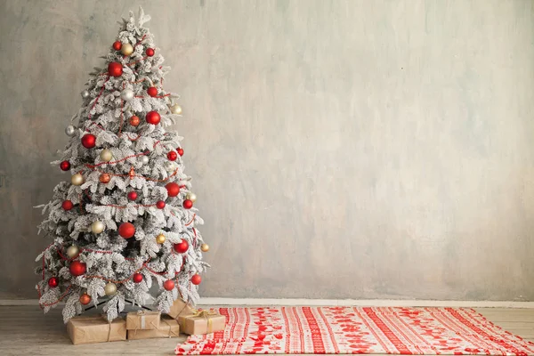 Árbol de Navidad en la habitación blanca regalos año nuevo Interior —  Fotos de Stock