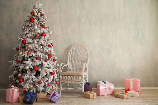 Árbol de Navidad en la habitación blanca regalos año nuevo Interior —  Fotos de Stock