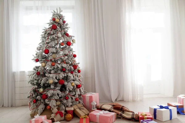 Árvore de Natal no quarto branco presentes Ano Novo Interior — Fotografia de Stock