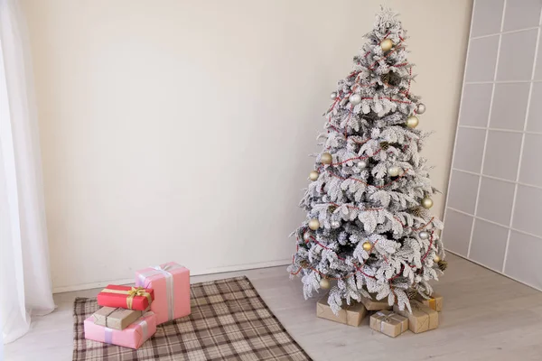 Julgran i white room gåvor nyår interiör — Stockfoto