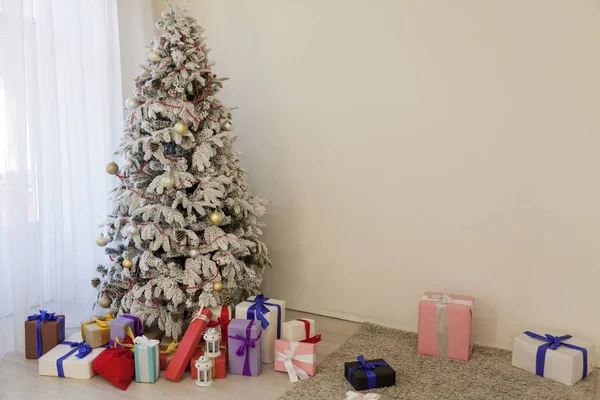 Ano novo Natal árvore inverno férias presentes decoração interior — Fotografia de Stock