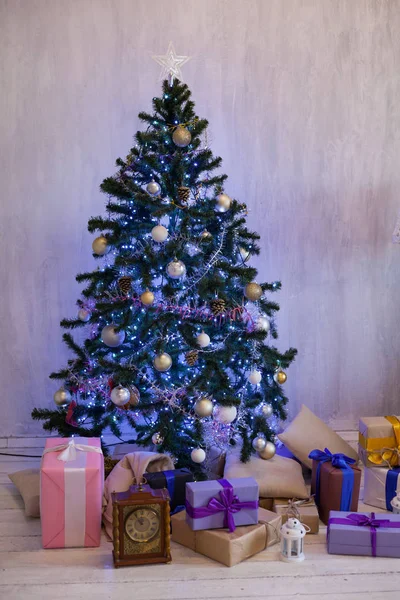 Año nuevo árbol de Navidad invierno vacaciones regalos decoración interior postal — Foto de Stock
