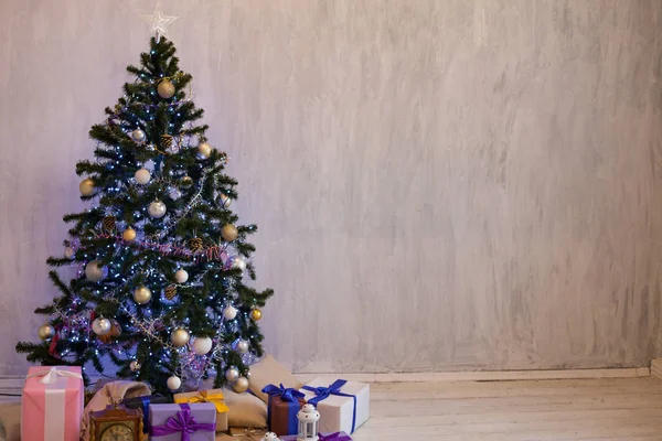 Año nuevo árbol de Navidad invierno vacaciones regalos decoración interior postal —  Fotos de Stock