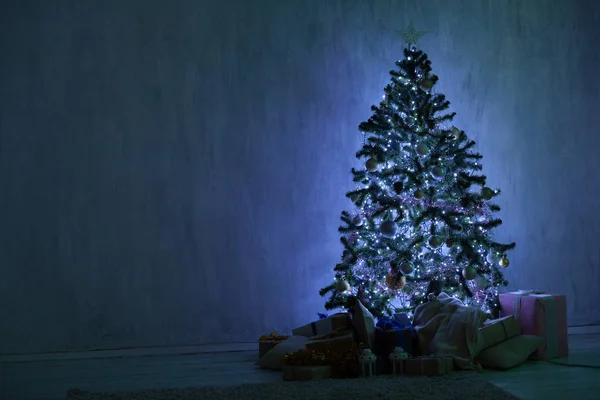 Año nuevo árbol de Navidad invierno vacaciones regalos decoración interior postal invierno — Foto de Stock