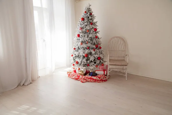 Christmas tree in the white room new year gifts — Stock Photo, Image